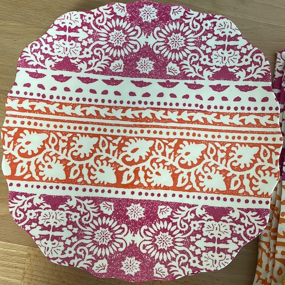 Set of 6 Outdoor Plates and Cloth Napkins - Picture 2 of 4